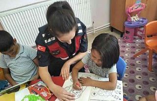 Jandarma çocukları kişisel güvenlik konusunda...