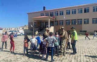 Jandarmadan 122 ekip ve bin 35 personelle okul çevrelerinde...