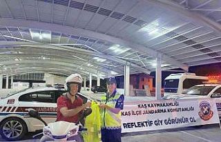 Jandarmadan 50 sürücüye reflektif yelek
