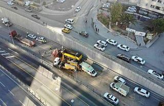 Kadıköy’de devrilen hafriyat kamyonu 8 saatlik...