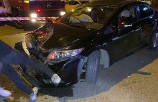 Kadıköy’de otomobil yolcu alan taksiye çarptı,...