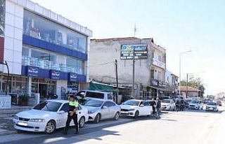 Kaldırıma park eden sürücülere cezai işlem