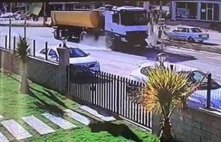 Kamyonun otomobile çarptığı kaza kamerada