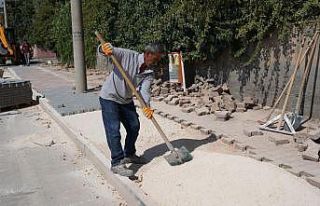 Karaali Caddesinde kaldırım çalışması