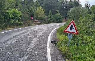 Karayolun yol kenarındaki çukur tehlikeye davetiye...