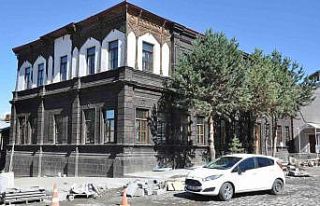 Kars’ta 100 yıllık bina gün yüzüne çıkarıldı