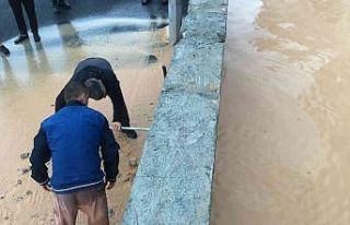 Kastamonu’da fırtınadan araçların üzerine çatı...