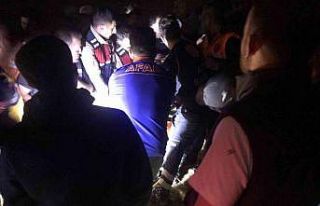 Kayalıklardan düşerek yaralanan vatandaş kurtarıldı