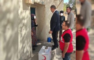 Kaymakam Demirbilek yoksul vatandaşlara erzak dağıttı
