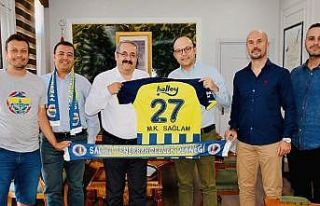 Kaymakam ve emniyet müdürüne Fenerbahçe forması