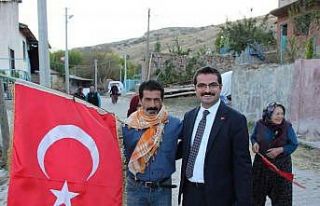 Kaymakamı Türk bayrakları ile karşıladılar