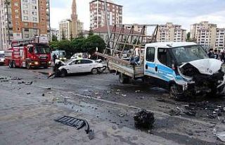 Kayseri’de 3 araç çarpıştı, ortalık savaş...