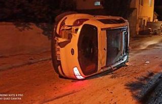 Kaza sonucu devrilen otomobildeki 2 kişi yaralandı