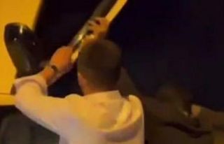 Kaza yapıp yan yatan araçtan telefonla konuşarak...