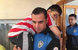 Kazada anne babasını kaybeden çocukları polis...
