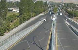 Kazada aracın üstünde kalan kadın 20 metre sürüklendi