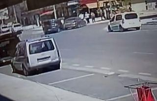 Kazada savrulan araç kaldırımda çalışan işçilere...