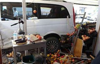 Kazaya karışan panelvan manav tezgahına daldı,...