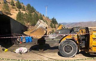 Kepçe kovası üzerine düşen işçi öldü