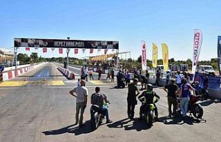 Kepez’de motodrag yarışı nefesleri kesti