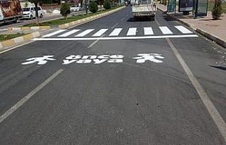 Kilis’te yaya geçidi çizgileri boyanıyor