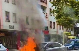 Kırmızı ışıkta bekleyen otomobil alev alev yandı