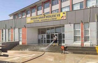 Kızıltepe’de okul bahçeleri temizlendi