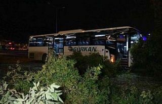 Kontrolden çıkan işçi servisi ağaçlara çarparak...