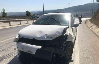 Kontrolden çıkan otomobil demir bariyerlere çarptı,...