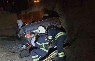 Kontrolden çıkan otomobil inşaat alanına uçtu