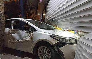 Kontrolden çıkan otomobil kırtasiyeye girdi