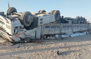 Konya’da kontrolden çıkan tır devrildi: 2 yaralı