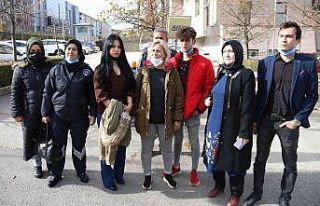 Köpek besleme kavgasında annesini koruyan çocuğa...