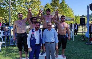 Körfezli genç güreşçiler madalya ile döndü