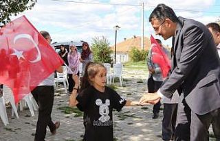 Köy gençleri ve çocukları, Vali Çelik’i Türk...