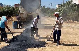 Kozan’da bozulan yollar onarılıyor