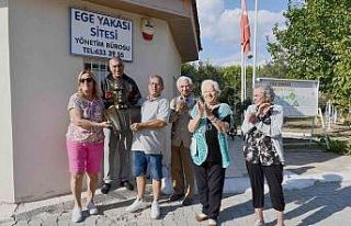 Kuşadası Belediyesi, iki siteye Atatürk Büstü...