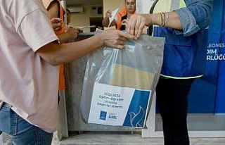 Kuşadası’nda 425 öğrenciye kırtasiye malzemesi...