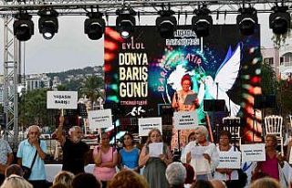 Kuşadası’nda kadınlar “Barış” için bir...