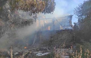 Kuşadası’nda metruk bina küle döndü