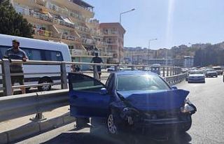 Kuşadası’nda otomobil bariyerlere çarptı: 1...