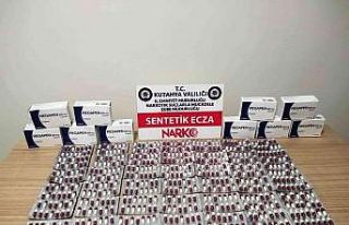 Kütahya’da bir araçta 588 adet sentetik ecza ele...