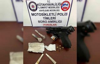 Kütahya’da bir araçta silah ve uyuşturucu ele...