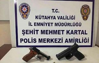 Kütahya’da iki maganda silahlarıyla birlikte yakalandı