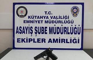Kütahya’da iki şahsın üzerinde ruhsatsız tabanca...