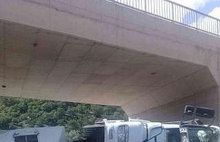 Kütahya’da talaş yüklü tır devrildi: 1 yaralı