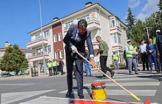 Kütahya’da yaya geçitleri kırmızıya boyandı
