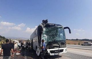 Kütahya’da yolcu otobüsü kamyona çarptı: 8...