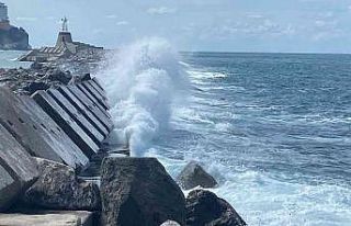 Limanda rüzgarla birlikte dalgalar oluştu