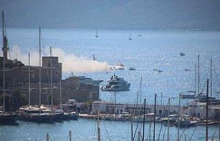 Lüks motoryat, alev alev yandı